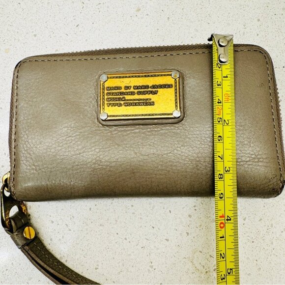 Marc by Marc Jacobs Wristlet Wallet Cell Phone Coin Tan Leather Full Zip Closure - Picture 3 of 15